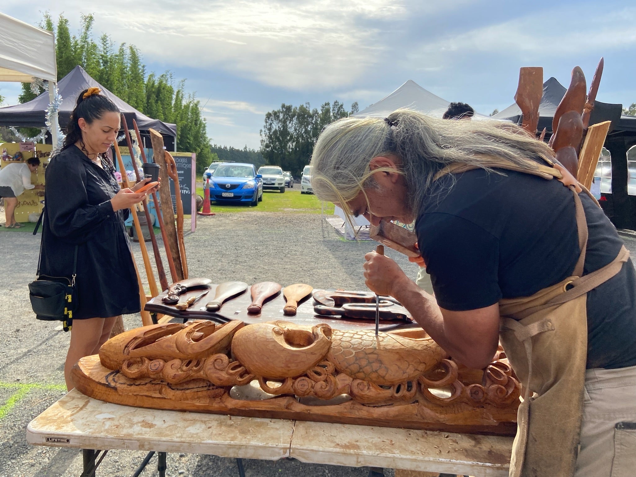 Mark carving at Kerikeri Markets